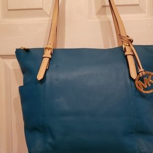 Michael kors zip top jet set tote